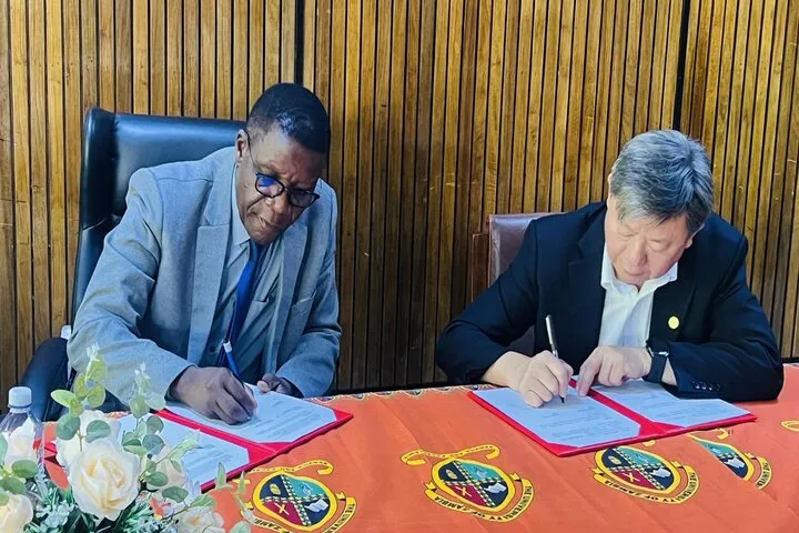VC and his Chinese counterpart signing the MoU 